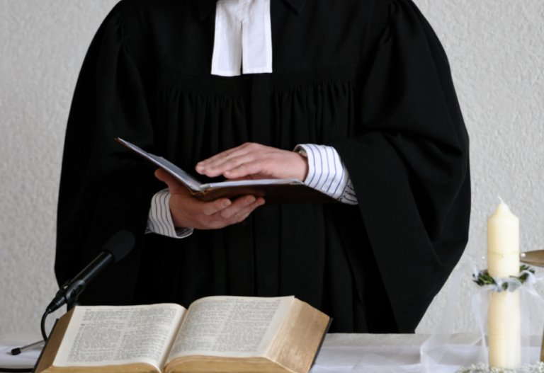 Sous la robe, le pasteur