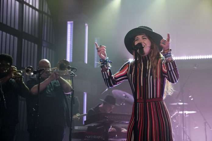 Lauren Daigle joue quottard dans la nuitquot avec Seth Myers