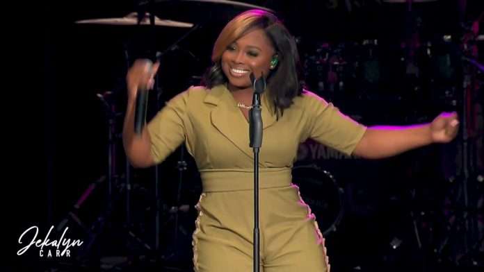 JEKALYN CARR ATTEINT NON. 1 SUR LE BILLBOARD GOSPEL AIRPLAY CHART AVEC `` CHANGING YOUR STORY ''