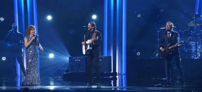 Chris Tomlin se produit aux CMA Awards avec Thomas Rhett et Reba McEntire