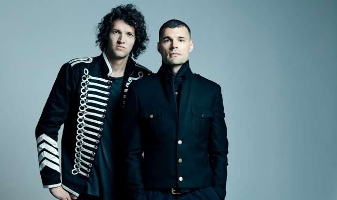 For KING & COUNTRY se lance dans un drive,in de Drummer Boy, la tournée de Noël