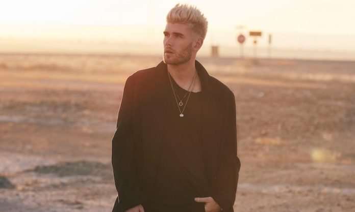 Colton Dixon célèbre le top 5 des performances de la cérémonie d'allumage d'un arbre de Noël unique et national