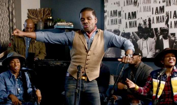 Kirk Franklin emmène le `` petit bureau '' de NPR à l'église avec un ensemble animé (montre)