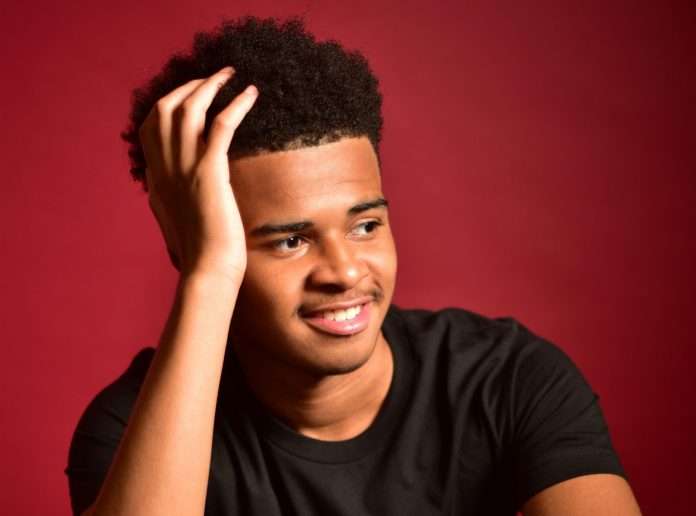 AJ Evans obtient des auditeurs «accro» avec un nouveau single