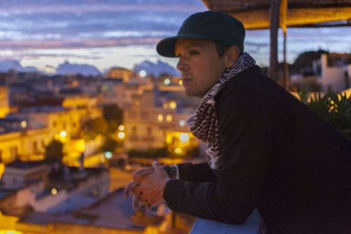 Alex Henry Foster sort le film de concert `` Standing Under Bright Lights ''