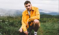 Hulvey publie un documentaire Tell,All avant son premier album