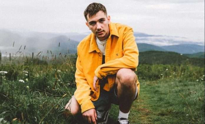 Hulvey publie un documentaire Tell,All avant son premier album