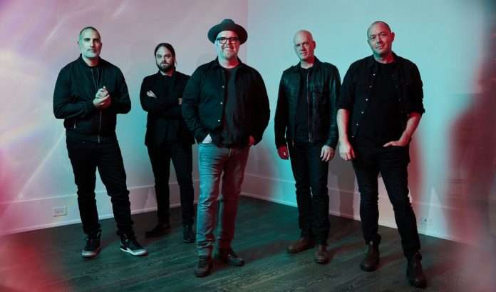 MercyMe annonce une tournée `` en direct et à l'extérieur '' avec Micah Tyler
