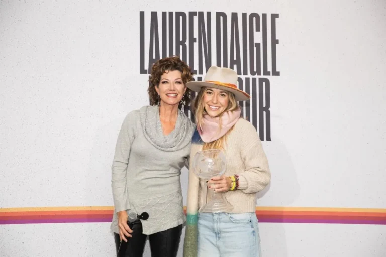 Amy Grant rend hommage à Lauren Daigle pour l’impact mondial de sa musique et de son travail philanthropique