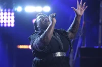 Jershika Maple gagne des économies instantanées sur « The Voice » avec la reprise de « Break Every Chain » de Tasha Cobbs Leonard
