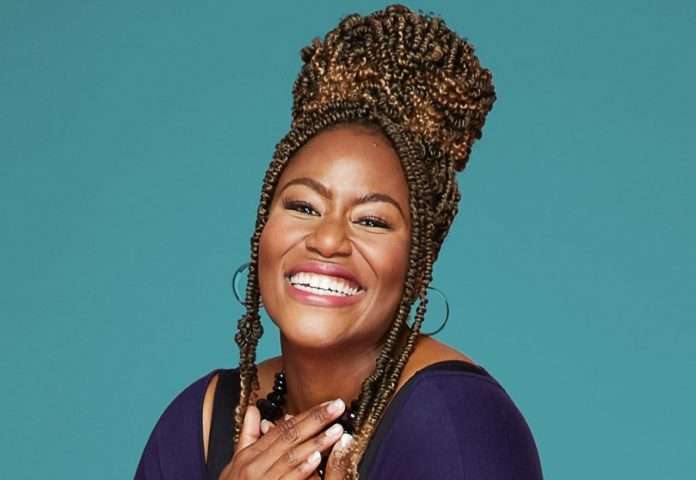 Mandisa chante l'hymne national au match des Titans