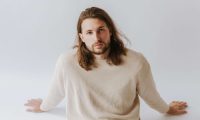 Austin Ludwig exhorte les auditeurs à se rendre complètement cette année dans son single inspirant
