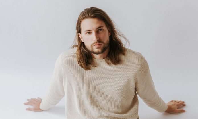 Austin Ludwig exhorte les auditeurs à se rendre complètement cette année dans son single inspirant