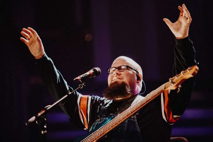 Les artistes du CCM partagent des messages sincères après le décès de Jay Weaver de Big Daddy Weave