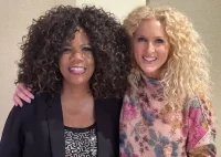 Lynda Randle et Kimberly Schlapman unissent leurs forces pour une interprétation passionnée de « Give Me Jesus »