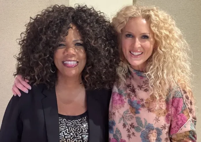 Lynda Randle et Kimberly Schlapman unissent leurs forces pour une interprétation passionnée de 