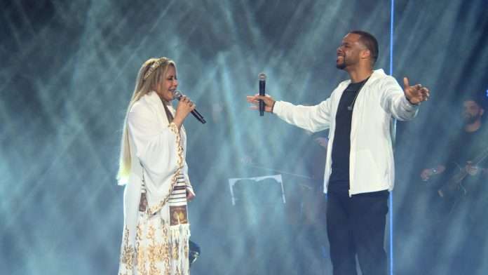 Virginia Arruda et Michael Bethany de Gateway Worship sortent 