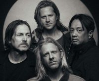 Switchfoot sort « J’ai besoin de toi (pour me tromper) » Lovelytheband Remix