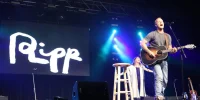 Andrew Ripp encourage le samedi matin lors du week,end des K,LOVE Fan Awards 2022