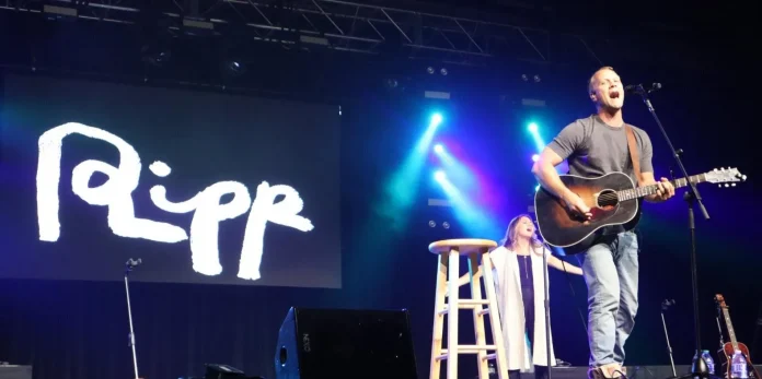 Andrew Ripp encourage le samedi matin lors du week,end des K,LOVE Fan Awards 2022