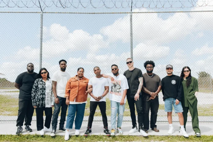 Maverick City Music x Kirk Franklin exécutent un concert Tiny Desk