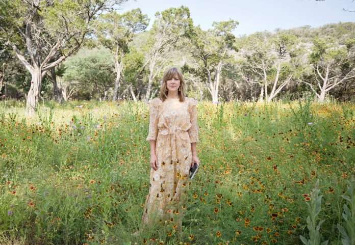 Sandra McCracken sort un single écrit il y a 20 ans