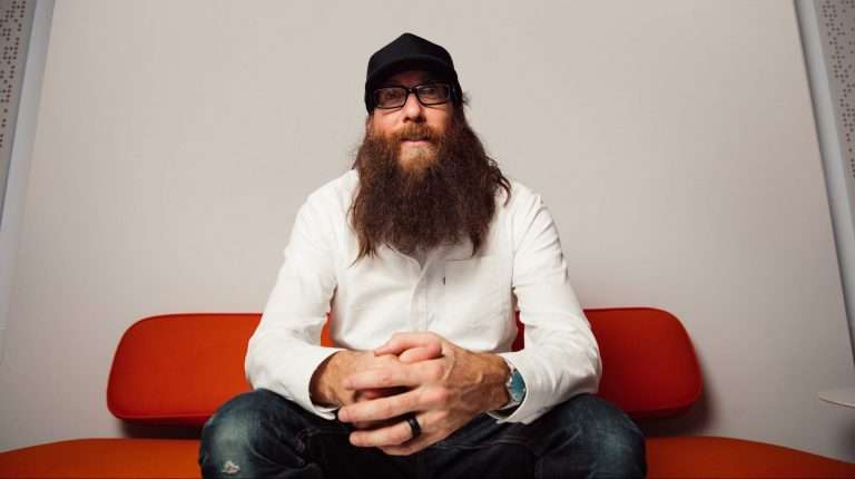 Crowder et Dante Bowe se joignent au sommet de la ligne d’horizon d’Atlanta pour le clip vidéo « God Really Loves Us »
