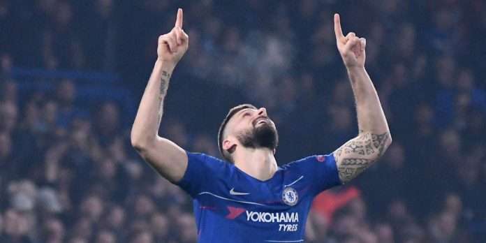 Olivier Giroud , meilleur buteur de l'histoire des Bleus, les doigts pointés vers le ciel