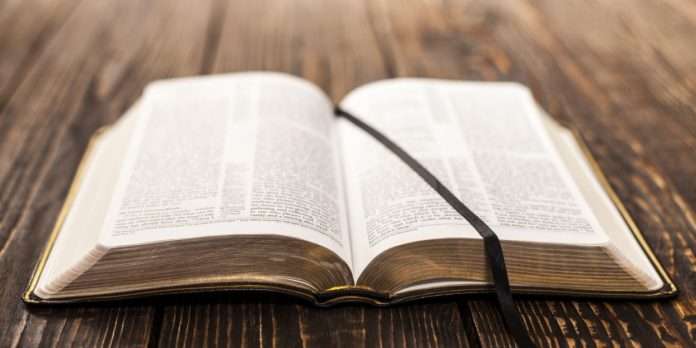 Il déchire leur Bible et fait frapper ses frères chrétiens