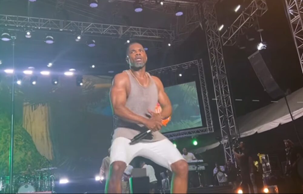 Kirk Franklin suscite la colère des chrétiens pour sa tenue vestimentaire et sa performance giratoire lors d'un concert de gospel jamaïcain 