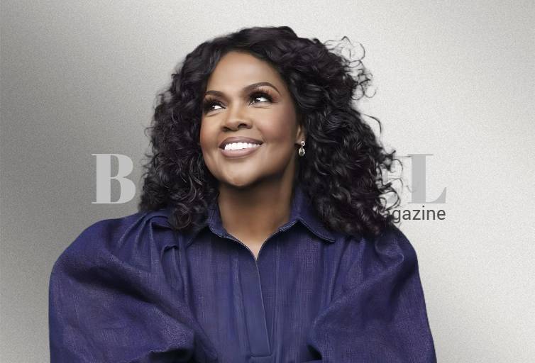 CeCe Winans en pleine performance lors de sa tournée 